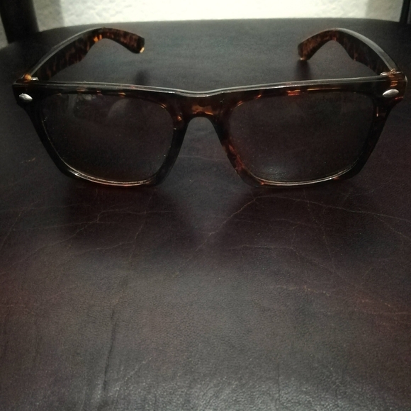 Chinese Laundry Tortoise Sunglasses - Picture 5 of 7